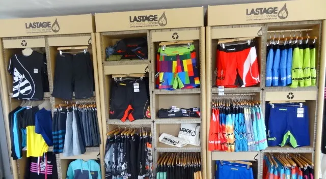 Rayons de vêtements Lastage dans le surf shop YouSurf