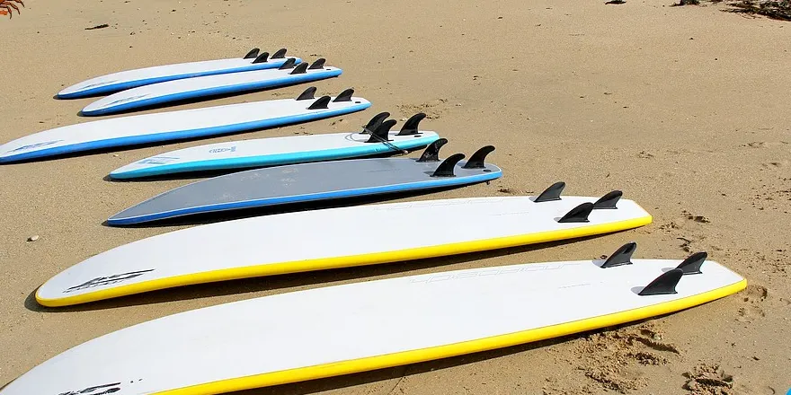 Planches de surf alignées sur le sable